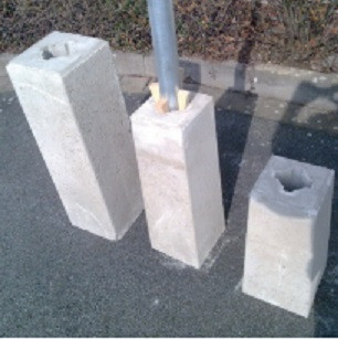 Betonsockelstein, mit je 4 Hartholzkeilen